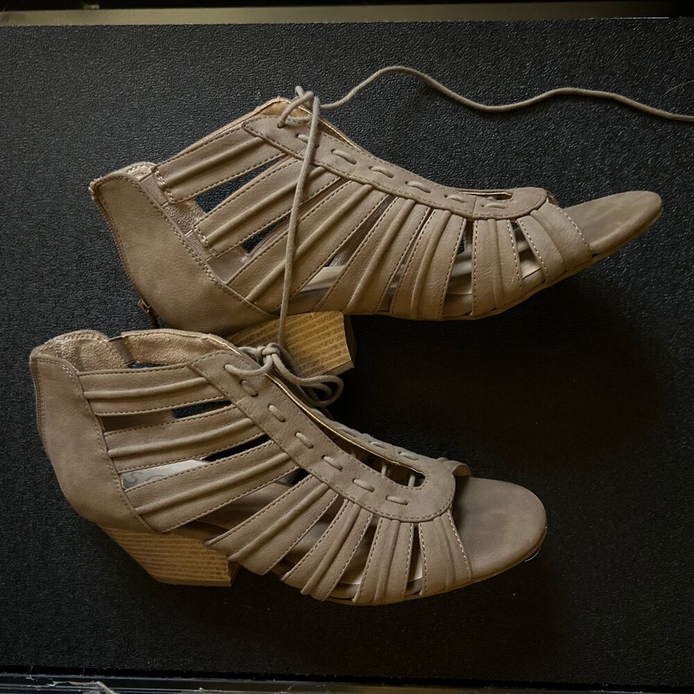 Soul Naturalizer Tan women's Sandals Size 9